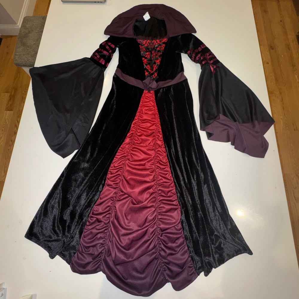 Girls M (8-10y) Vampire Costume/Gothic Black and Burgundy Dress